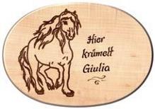 Holzbrettchen Pferd, Gravur: Hier krümelt Gulia
