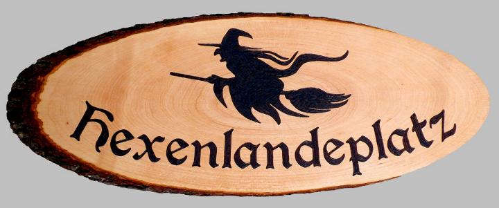Baumscheibe mit Bild - Hexenlandeplatz mit Hexe
