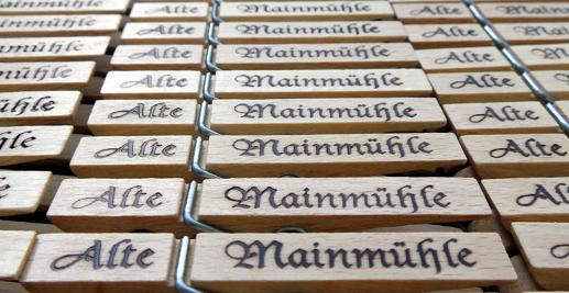 Wscheklammern mit Firmenname, Logo mit Branddruck eingebrannt.
im Gegensatz zur hellen Lasergravur, gleichmig schwarz 
