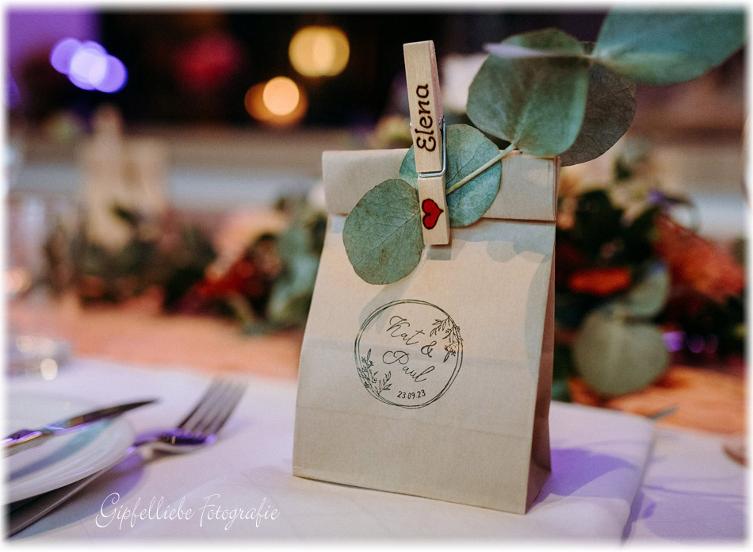 Glupperl für die Hochzeit, Wäscheklammer als Tischkarte und Namenanstecker.
